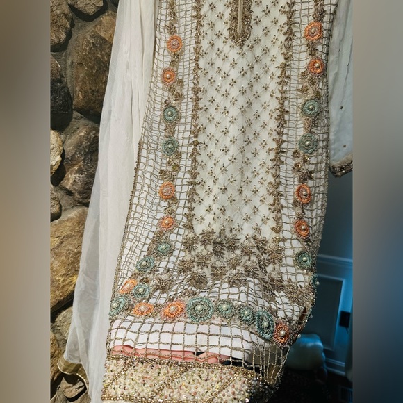 Pakistani Custom-Made Ivory & Gold Embroidered 2-Piece Suit – Size S - Picture 9 of 12